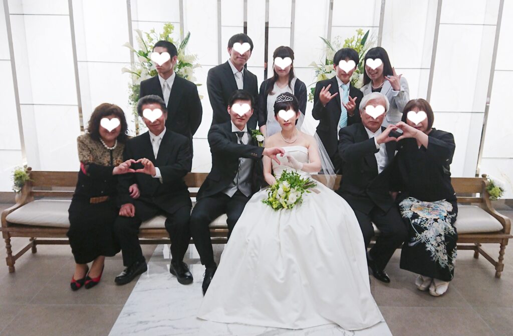 小さな結婚式での私達の家族集合写真