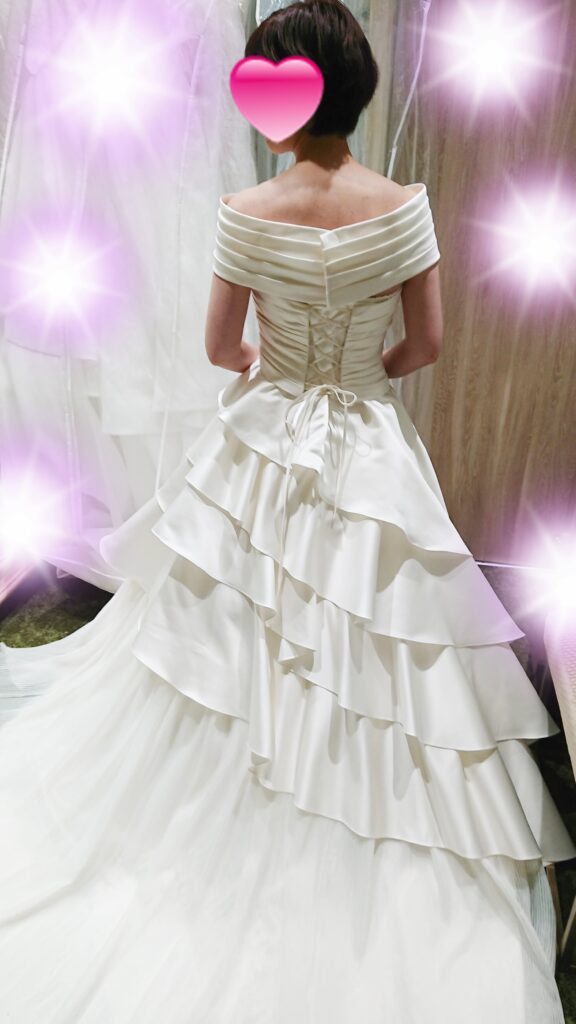 結婚式用のドレスを試着した写真
