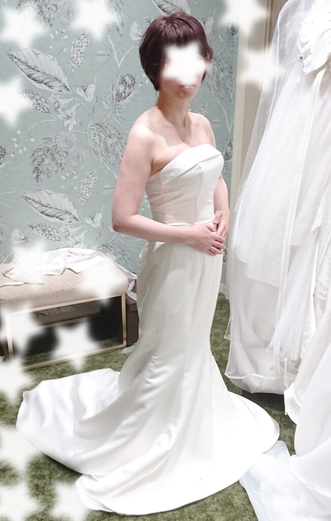 小さな結婚式のウエディングドレスのマーメイドタイプ